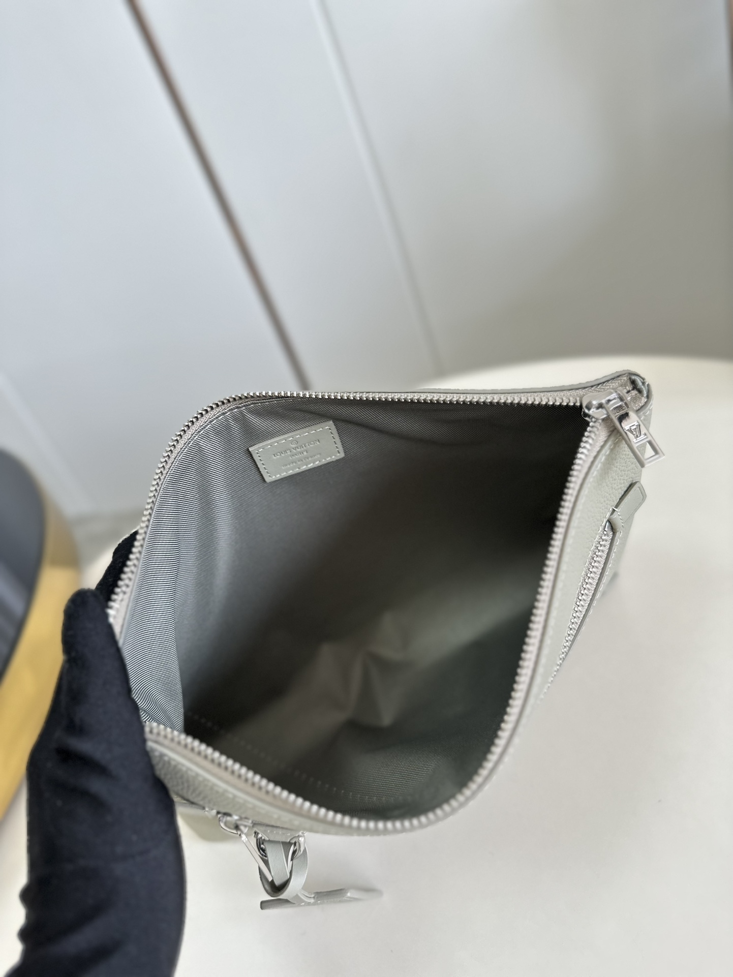 l**is V*t*n takeoff handbag