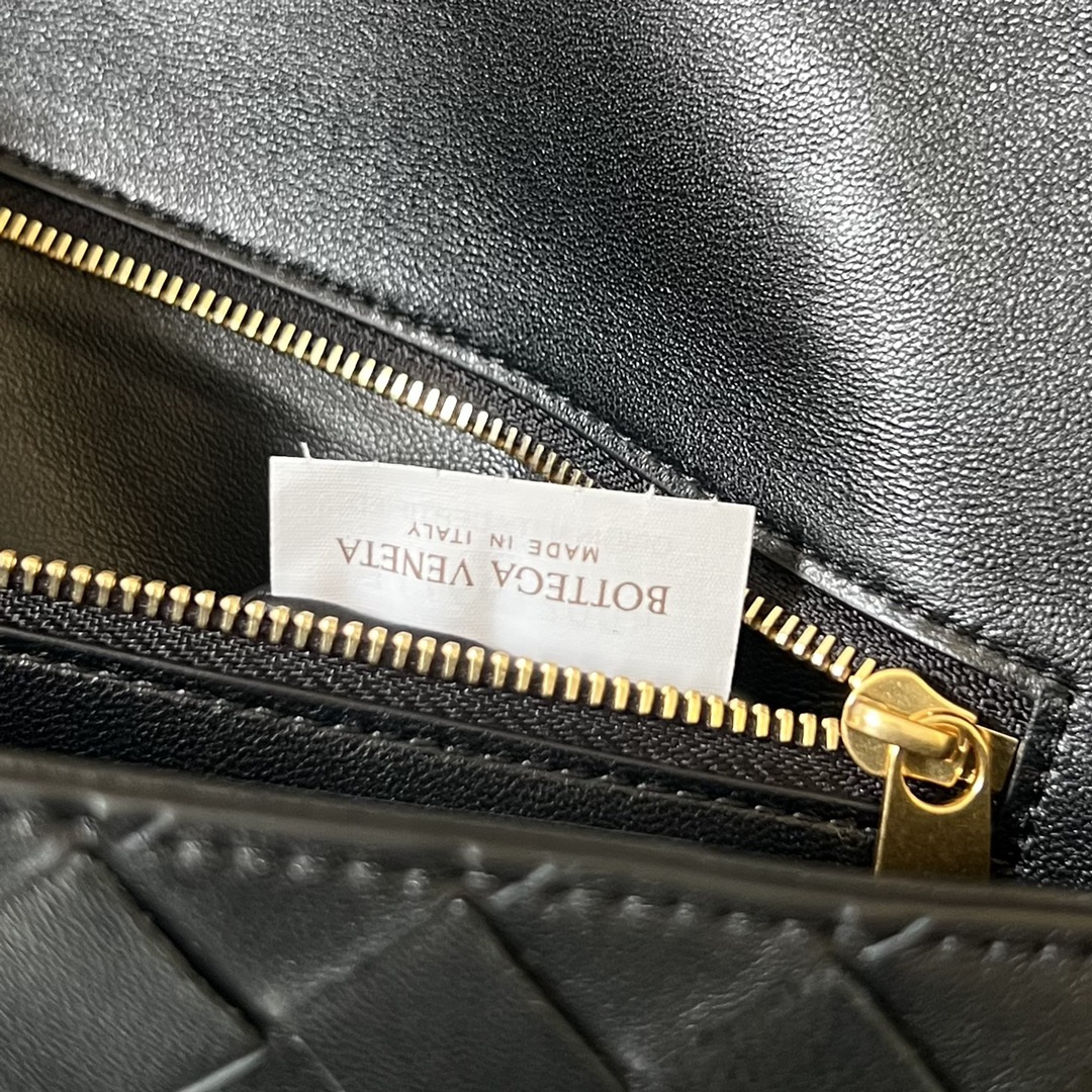 bo*te*ga Ve*ne*ta long clutch andiamo with handle