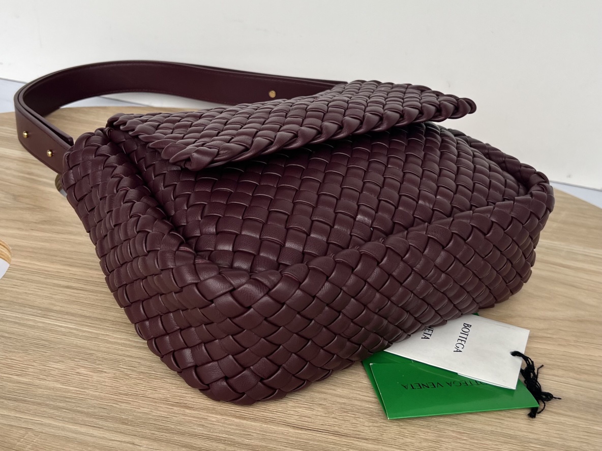bo*te*ga Ve*ne*ta small cobble shoulder bag