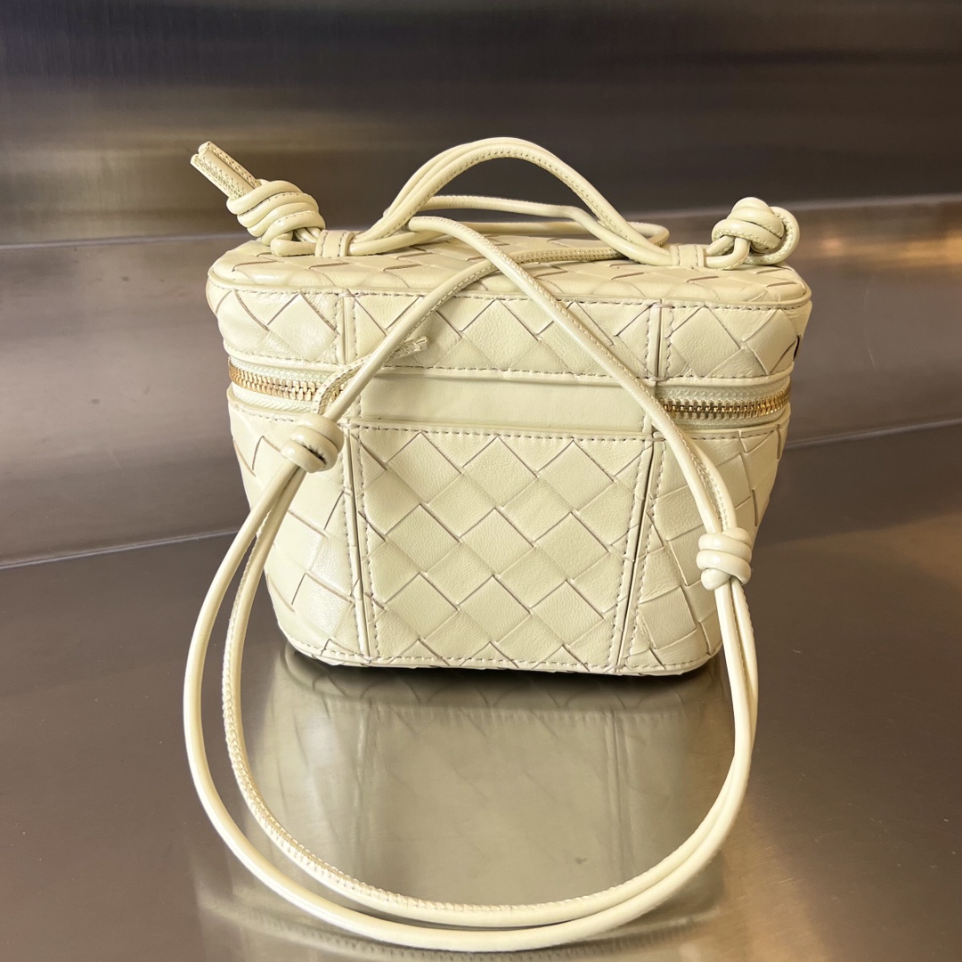 bo*te*ga Ve*ne*ta mini intrecciato vanity case