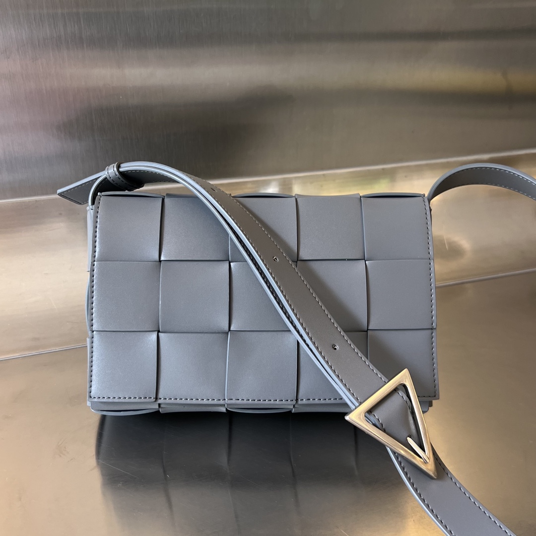 bo*te*ga Ve*ne*ta cassette bag