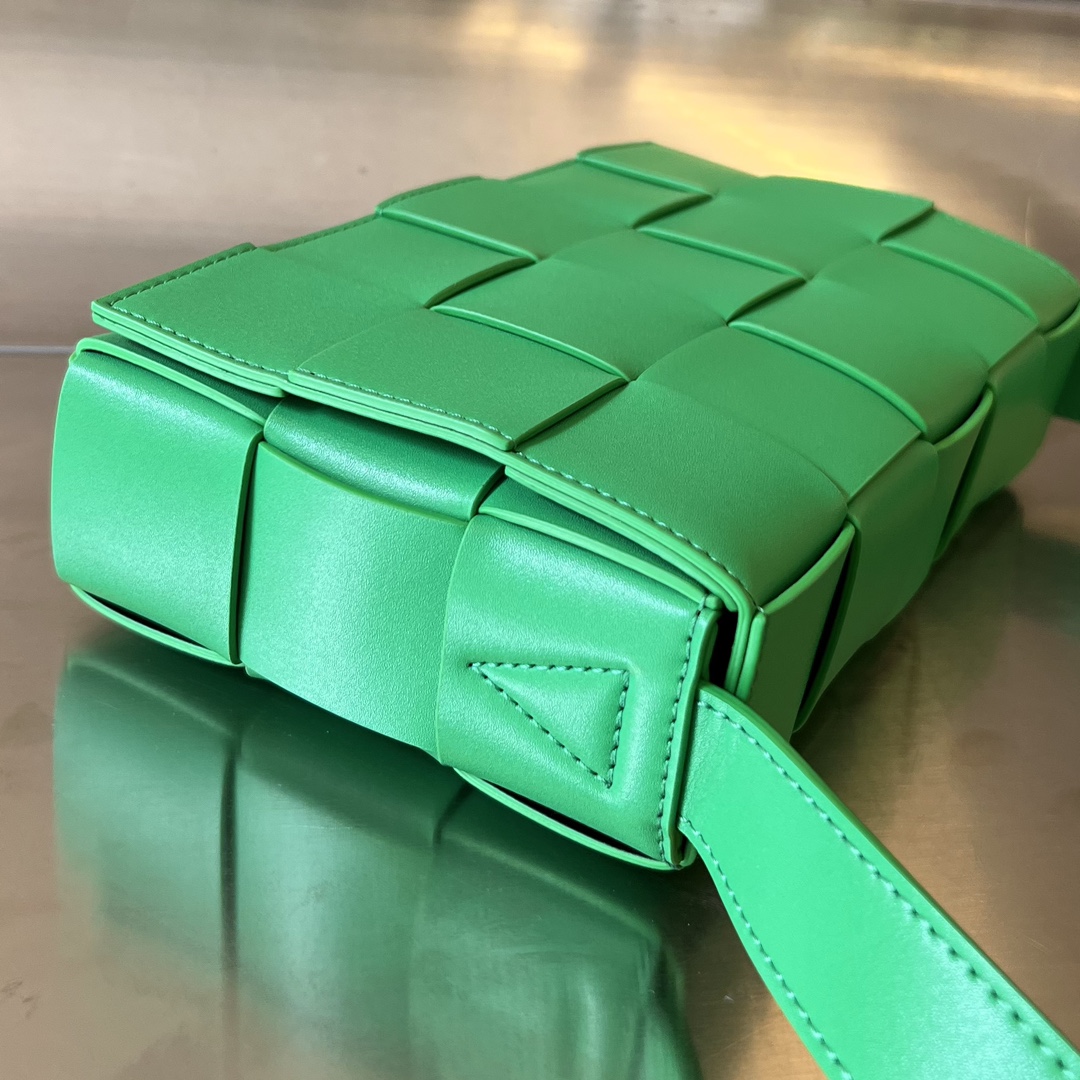 bo*te*ga Ve*ne*ta cassette bag