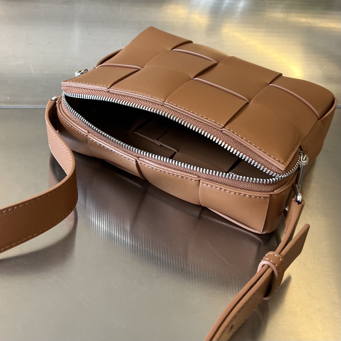 bo*te*ga Ve*ne*ta cassette camera bag