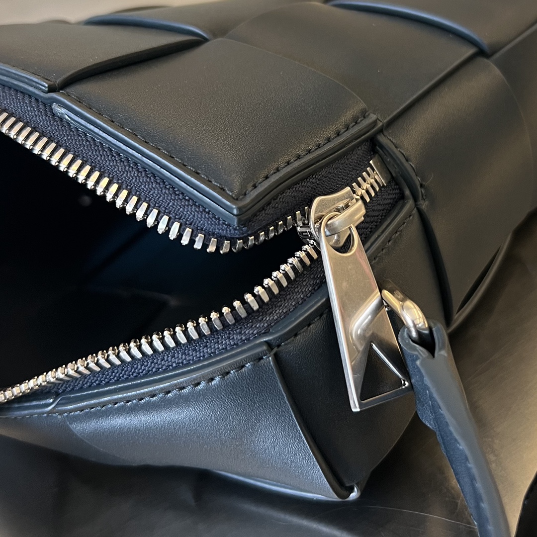 bo*te*ga Ve*ne*ta cassette camera bag