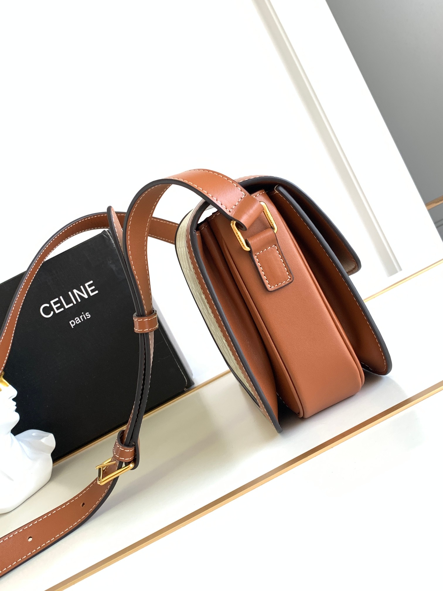 Ce**e classique triomphe bag