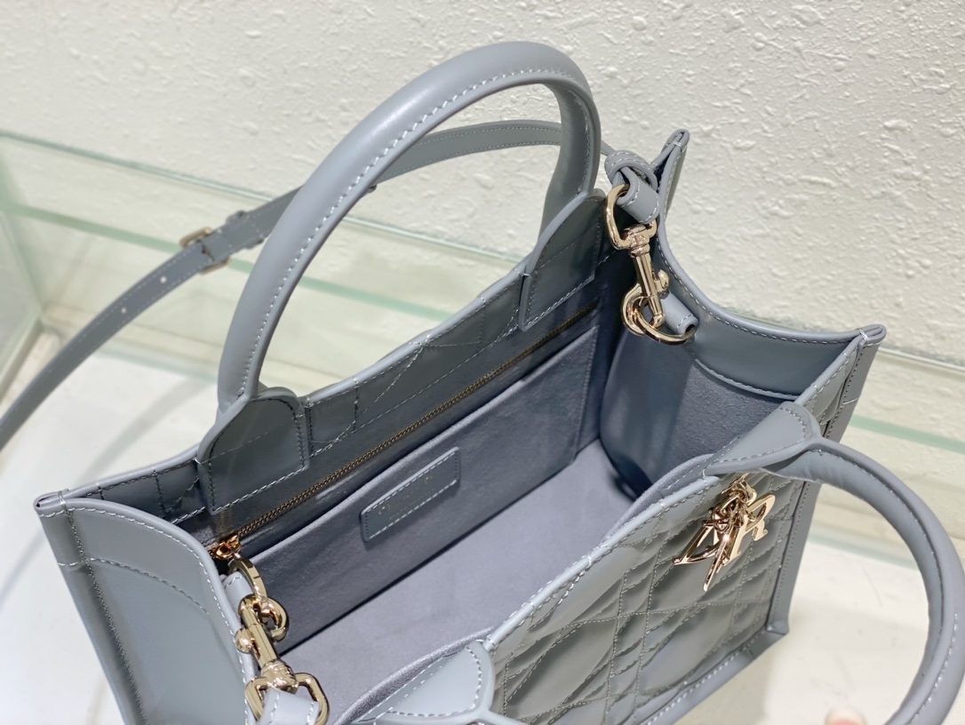 small D*or book tote