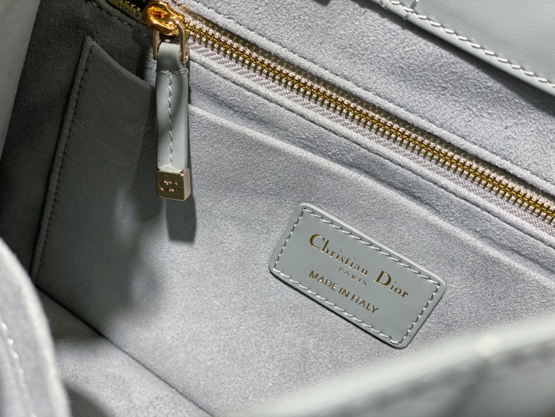small D*or book tote