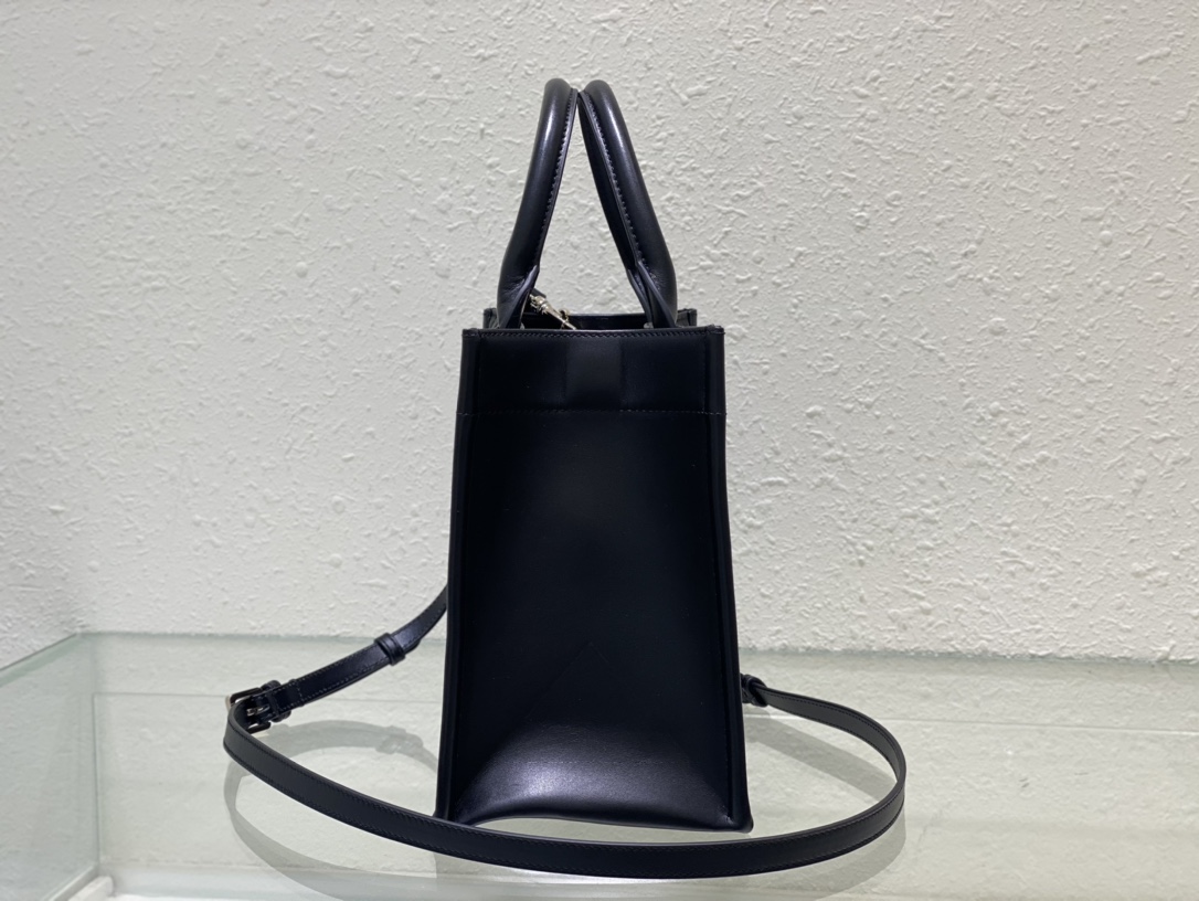 small D*or book tote
