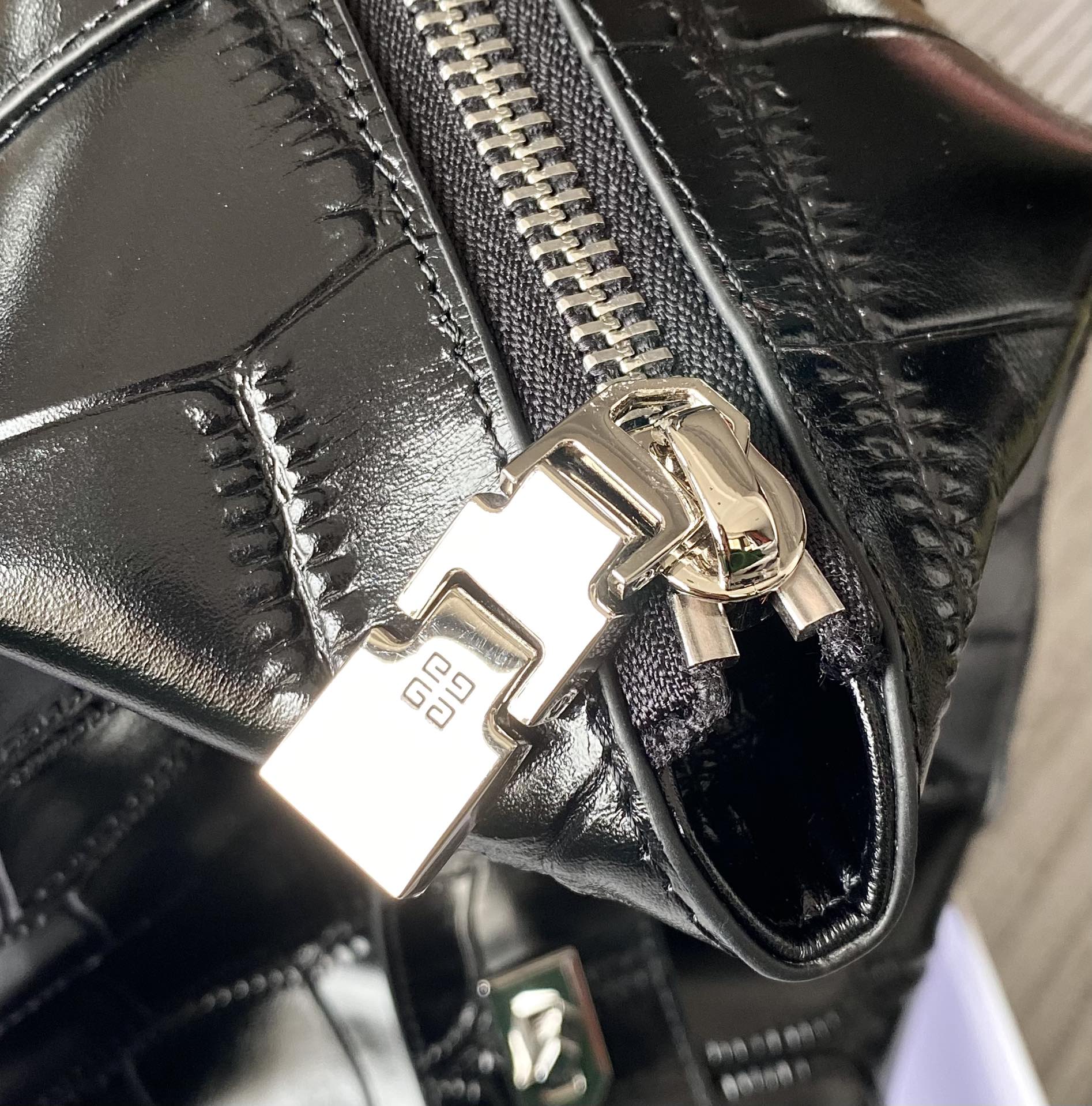 ANTIGONA LOCK SOFT