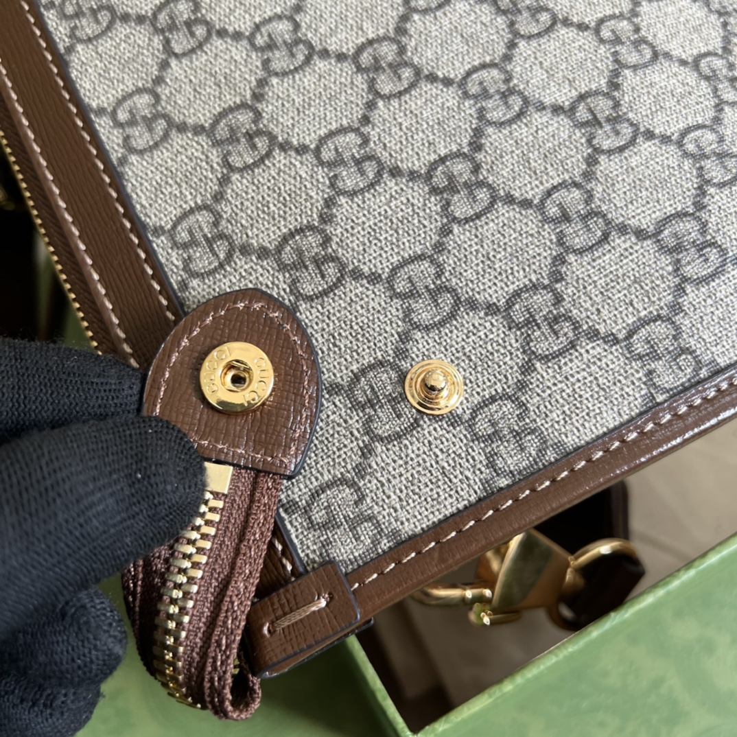 G*u*i messenger bag with interlocking g