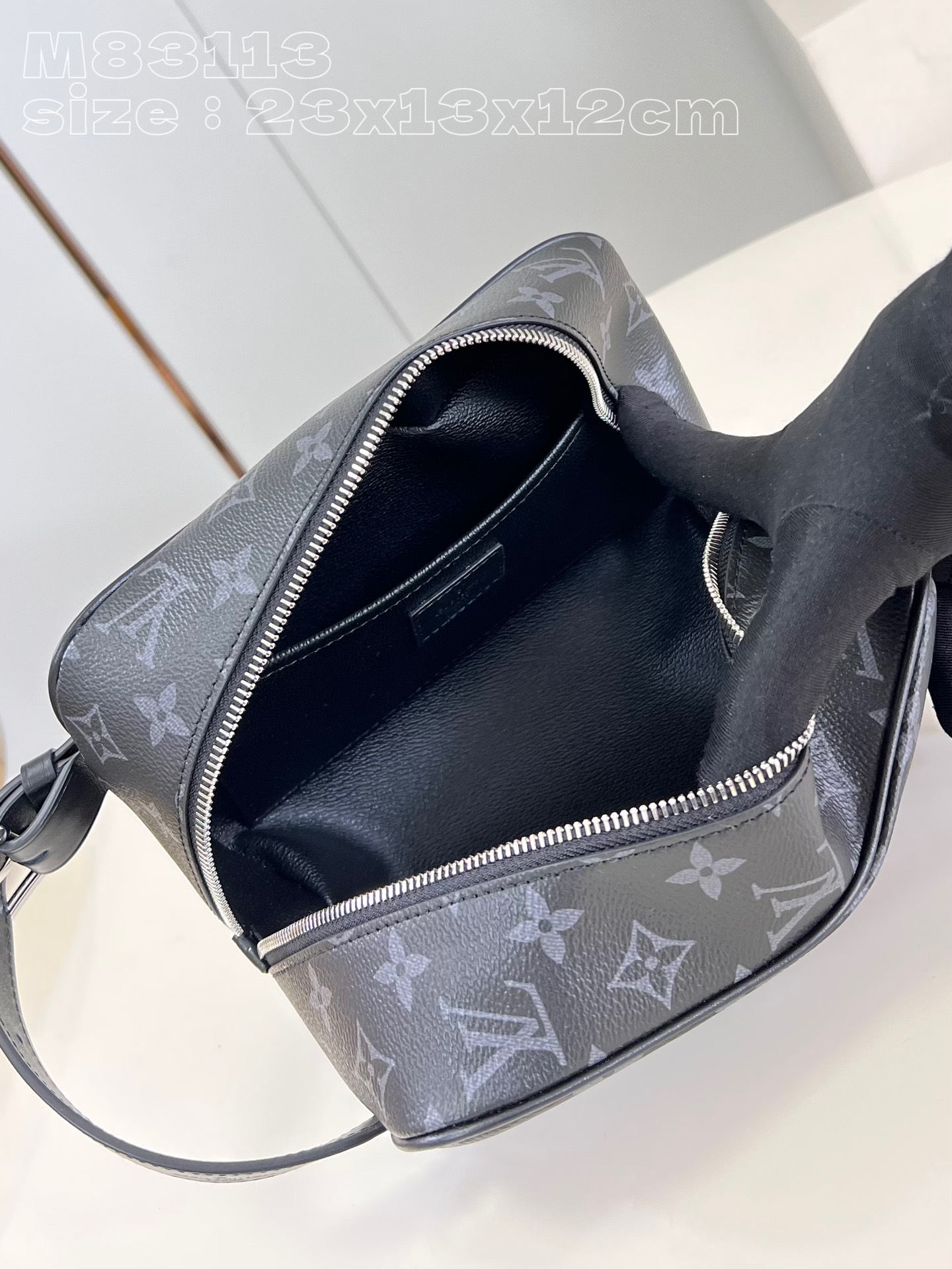 l**is V*t*n locker dopp kit