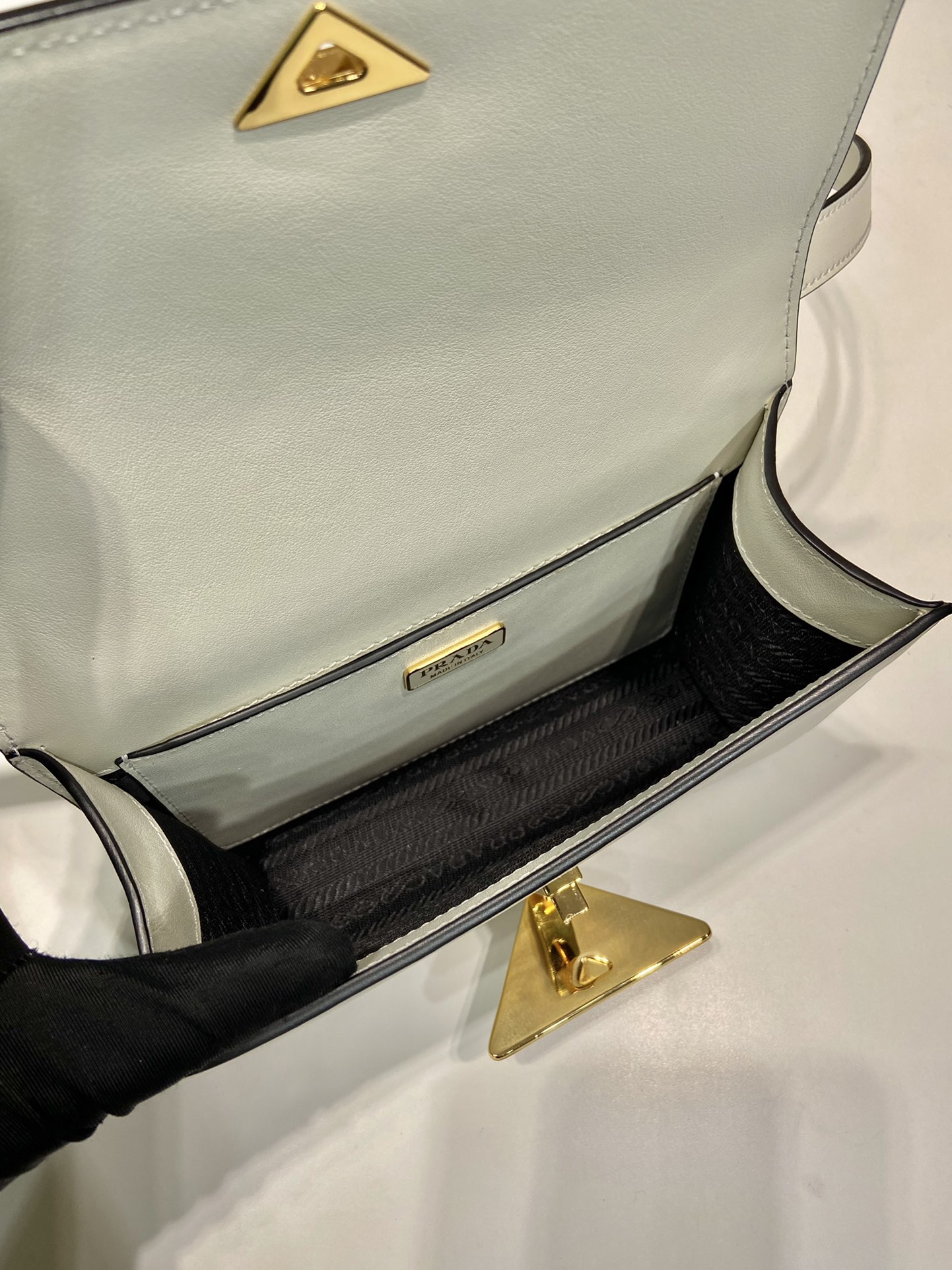 Pra*a emblème leather bag