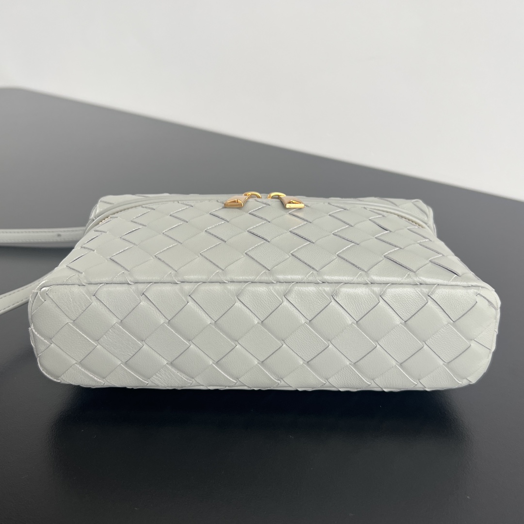 bo*te*ga Ve*ne*ta bang bang vanity case