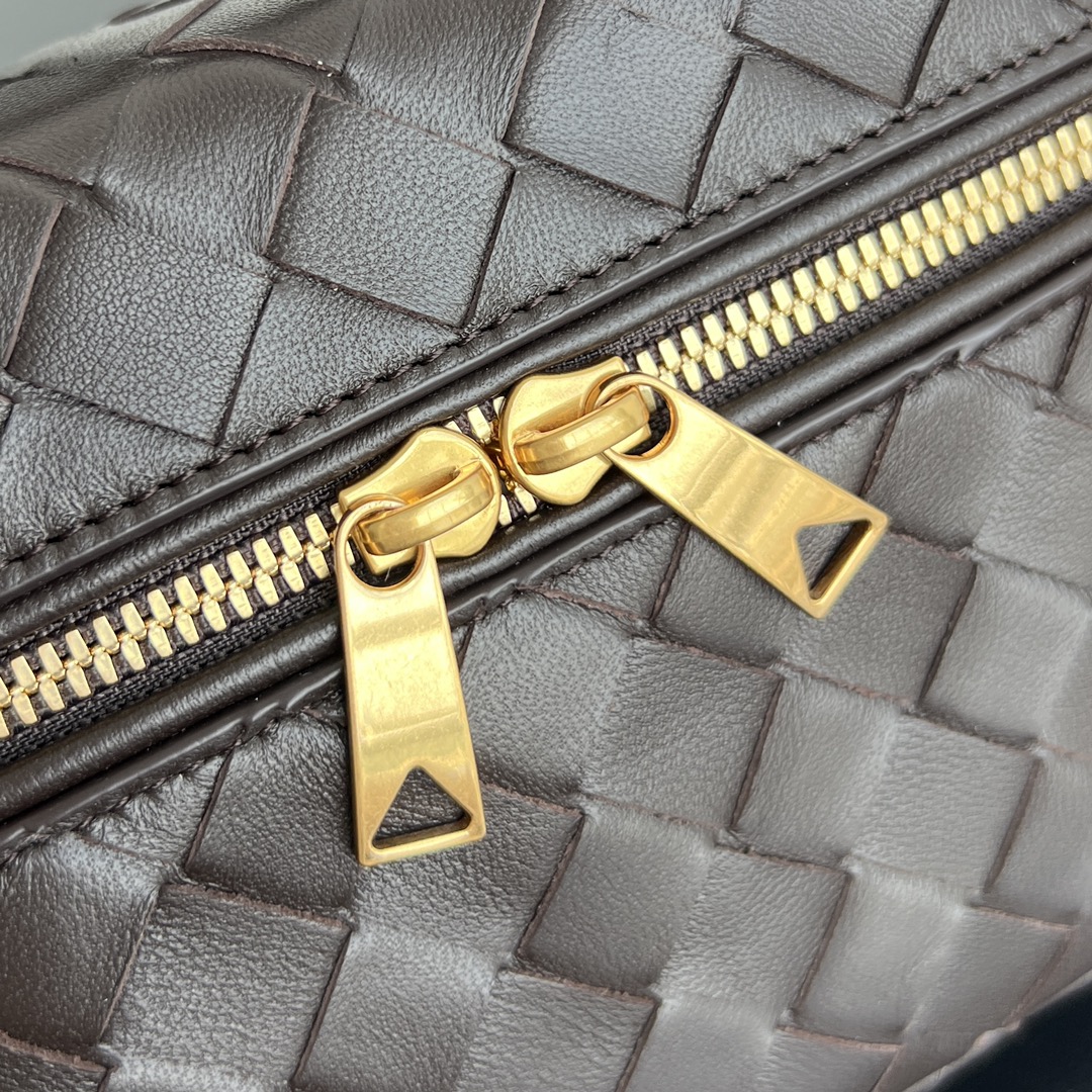 bo*te*ga Ve*ne*ta bang bang vanity case