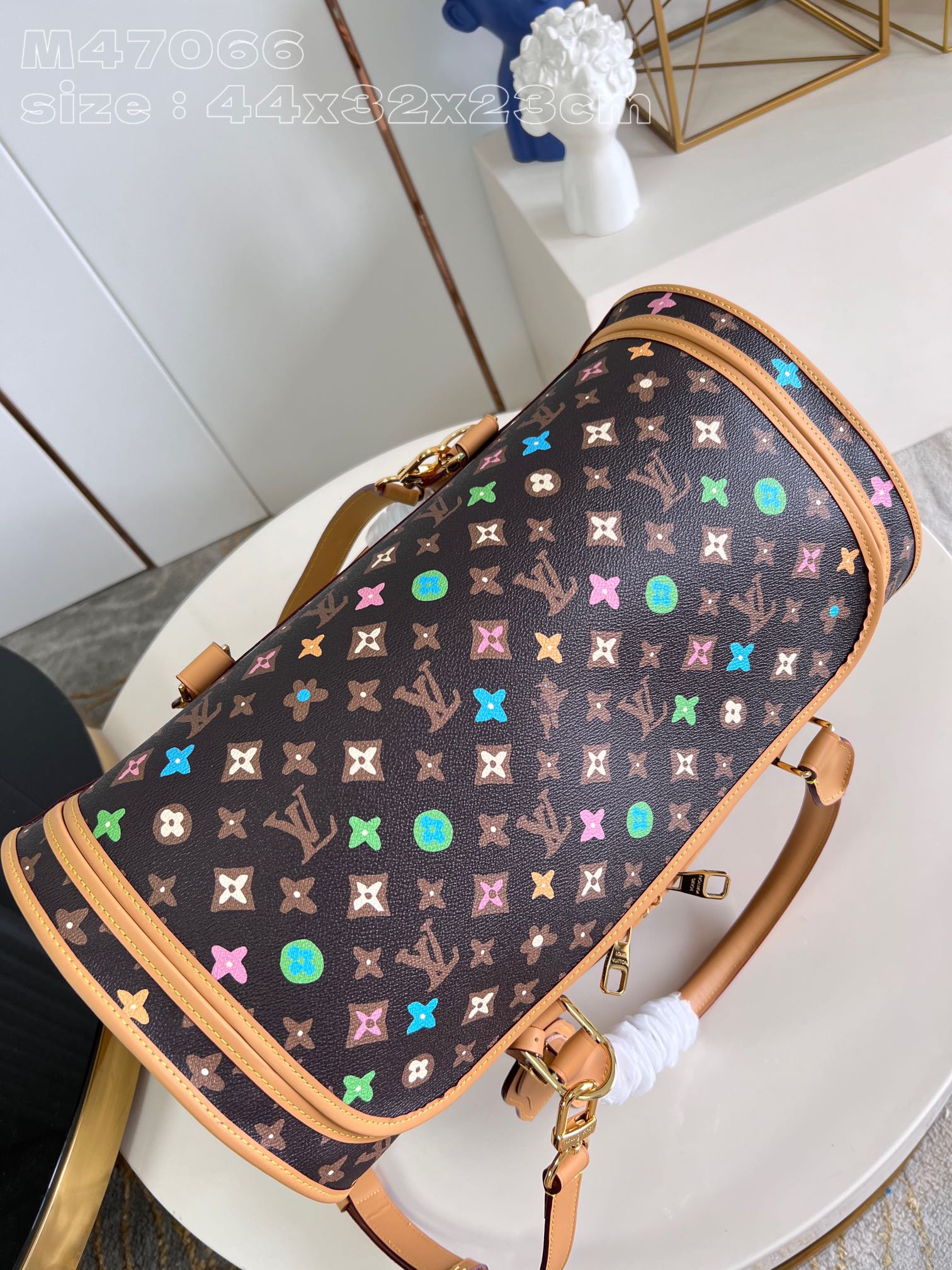 l**is V*t*n dog bag