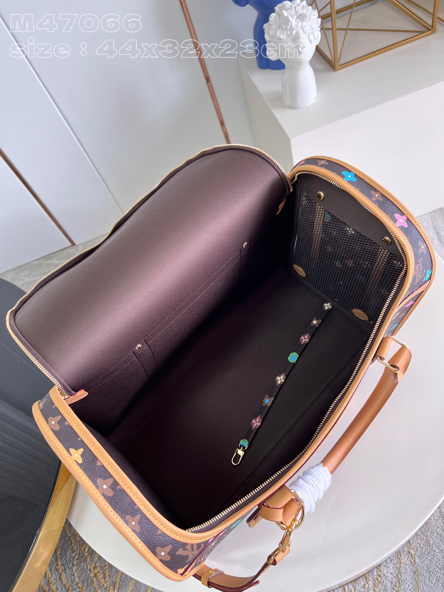 l**is V*t*n dog bag