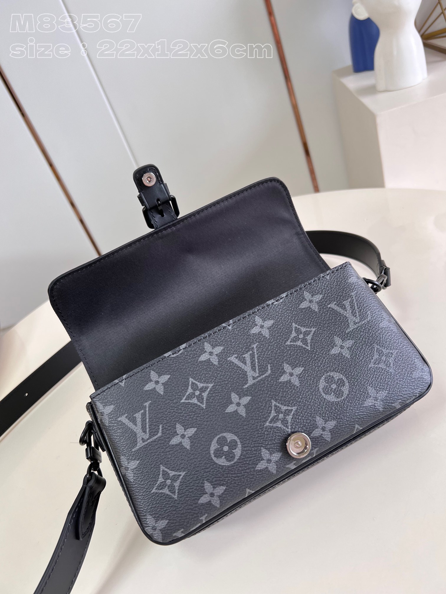 l**is V*t*n montsouris wearable wallet