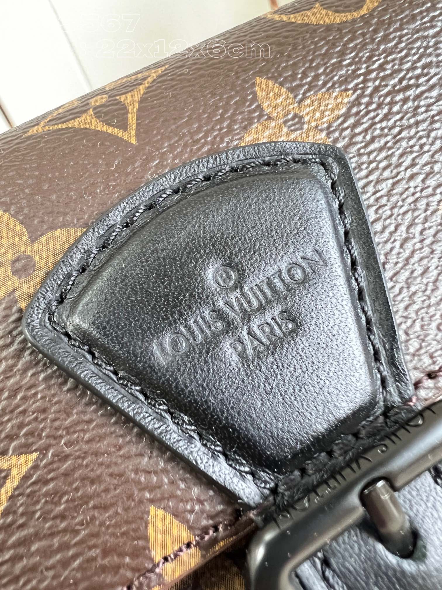 l**is V*t*n montsouris wearable wallet