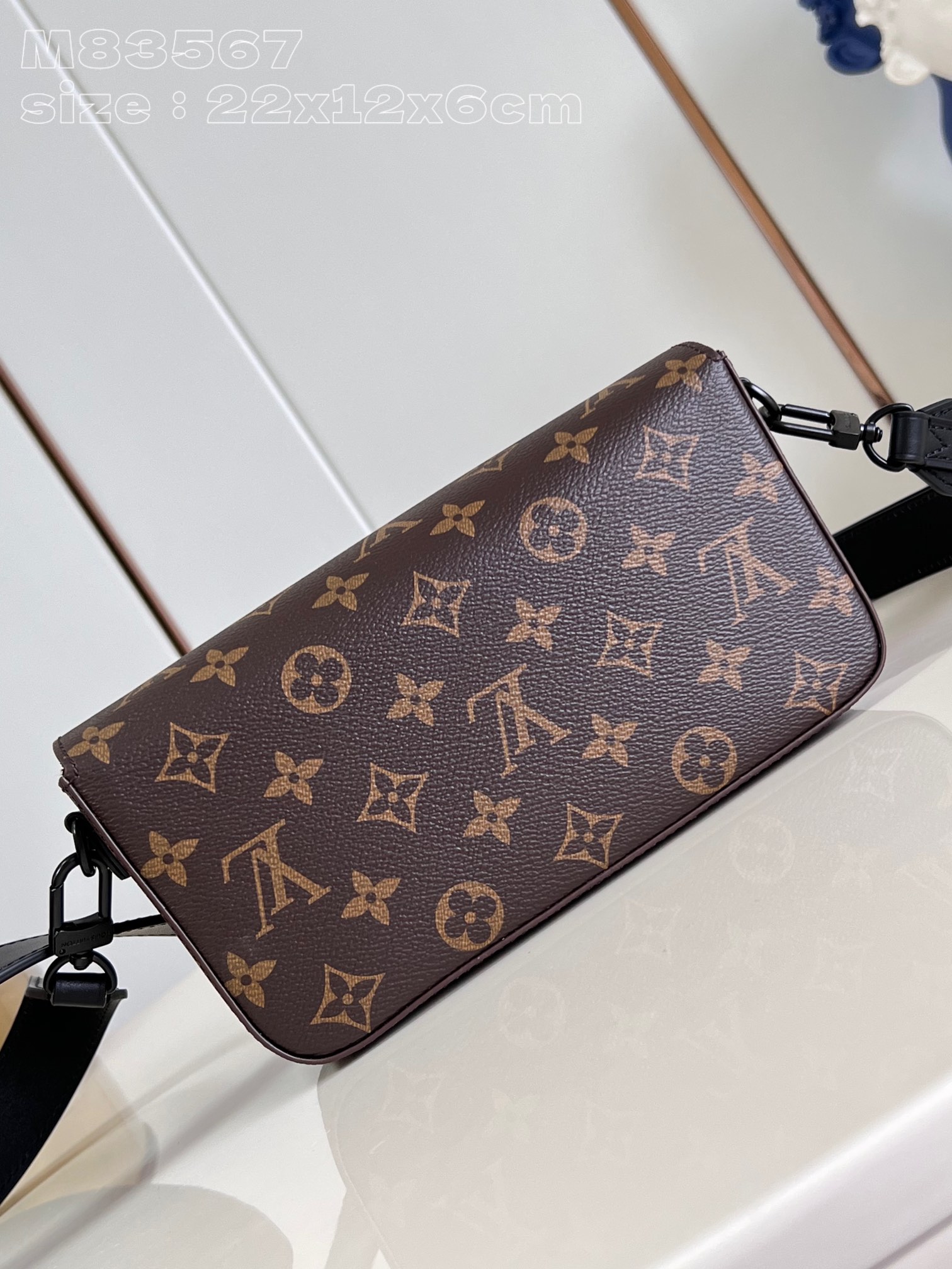 l**is V*t*n montsouris wearable wallet