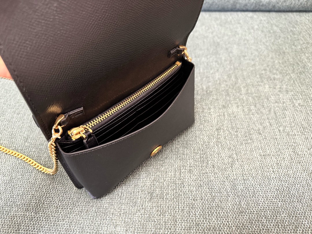 Va1e*ntin0 garavani vring woc chain bag