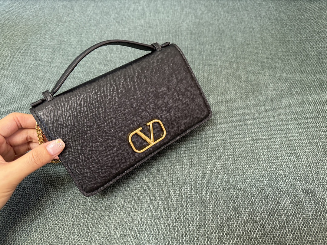 Va1e*ntin0 garavani vring woc chain bag