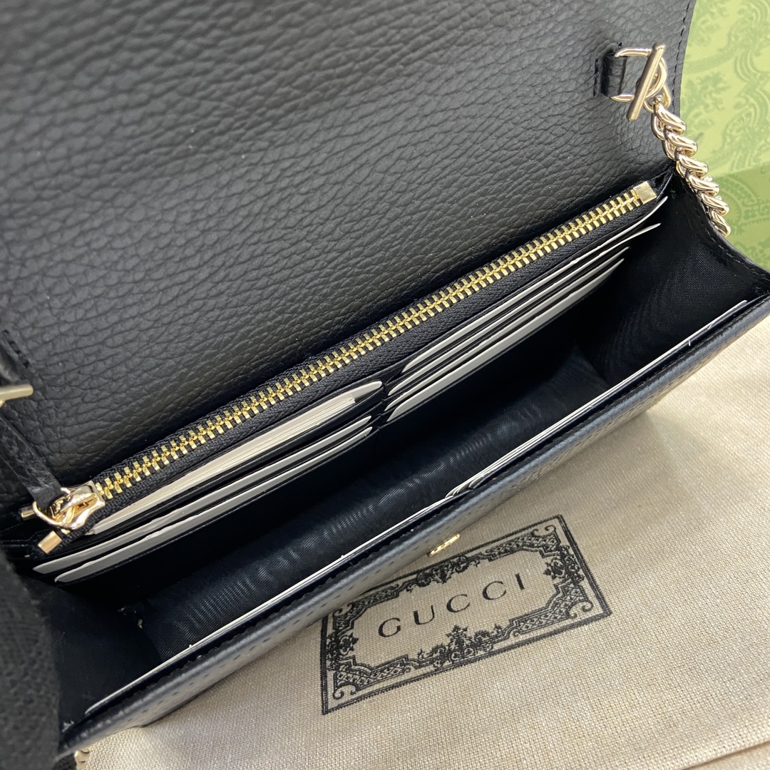 G*u*i interlocking g chain wallet